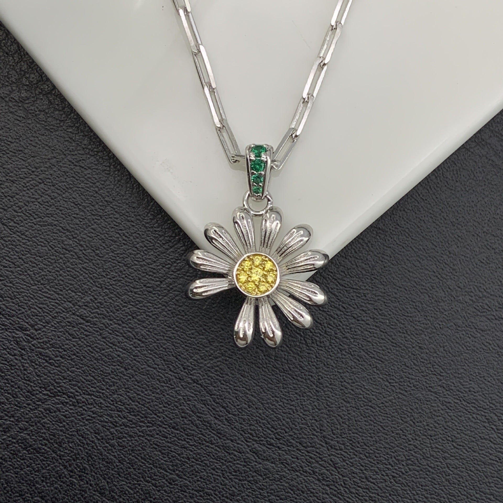 Daisy Bloom Necklace